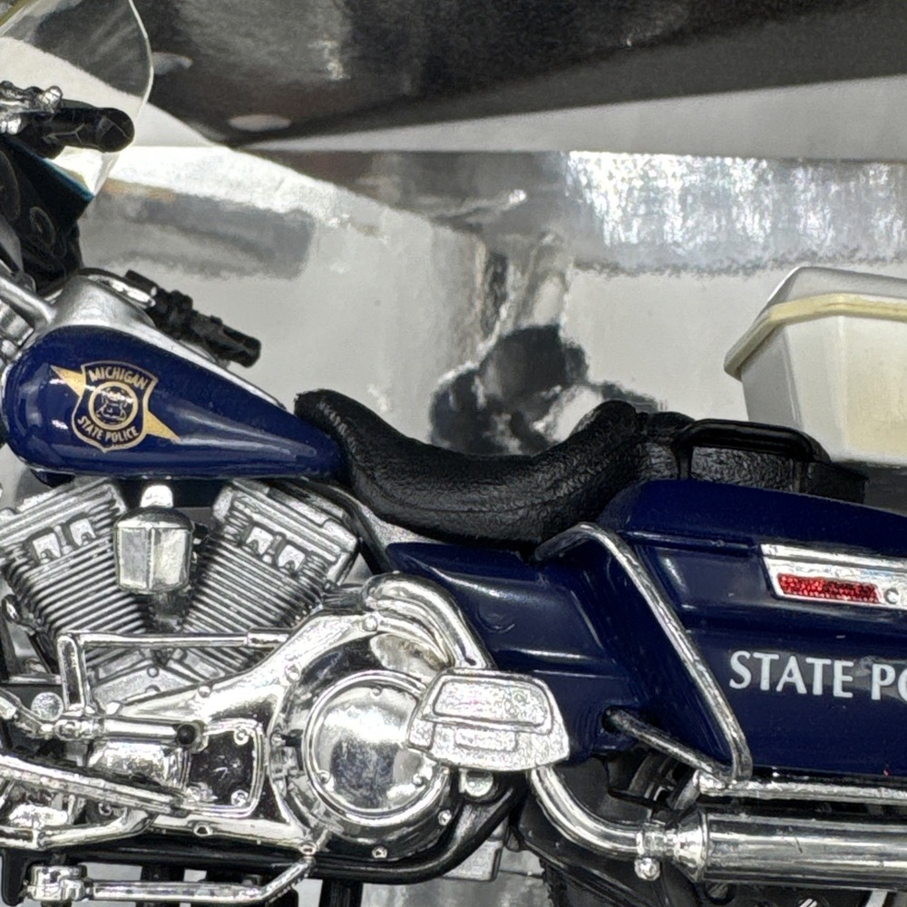 Maisto 1:18 Harley Davidson Police Motorcycle Set Series 7 State Police 32029 - Picture 14 of 16